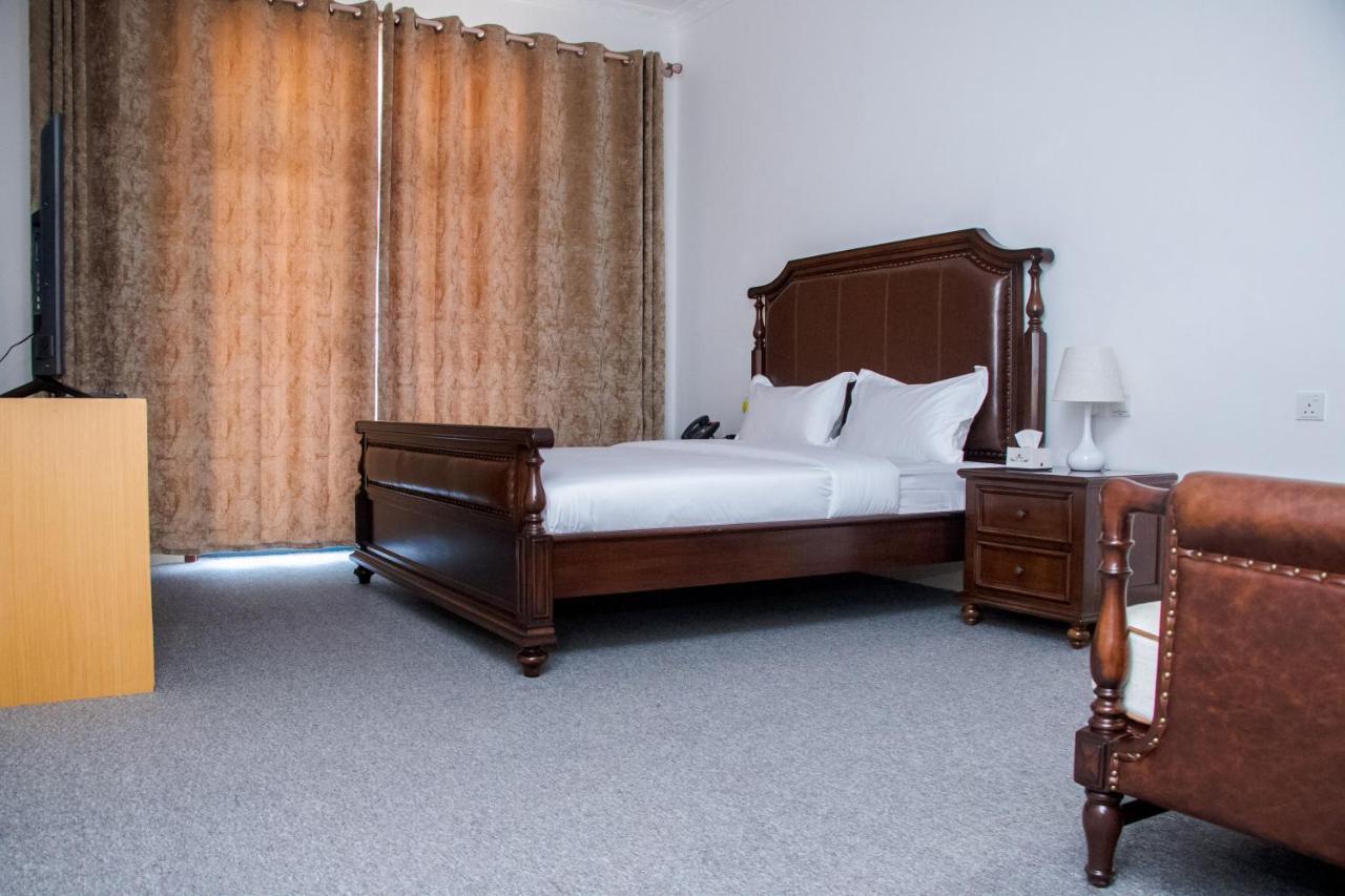 Lark Hotel Dar es Salaam Bagian luar foto