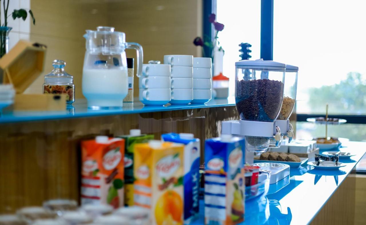 Lark Hotel Dar es Salaam Bagian luar foto
