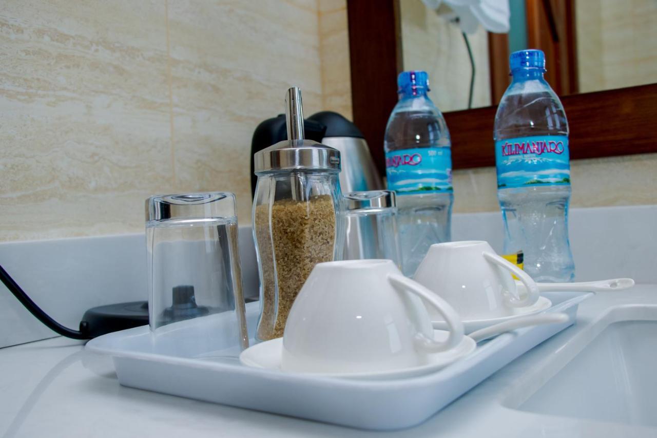 Lark Hotel Dar es Salaam Bagian luar foto