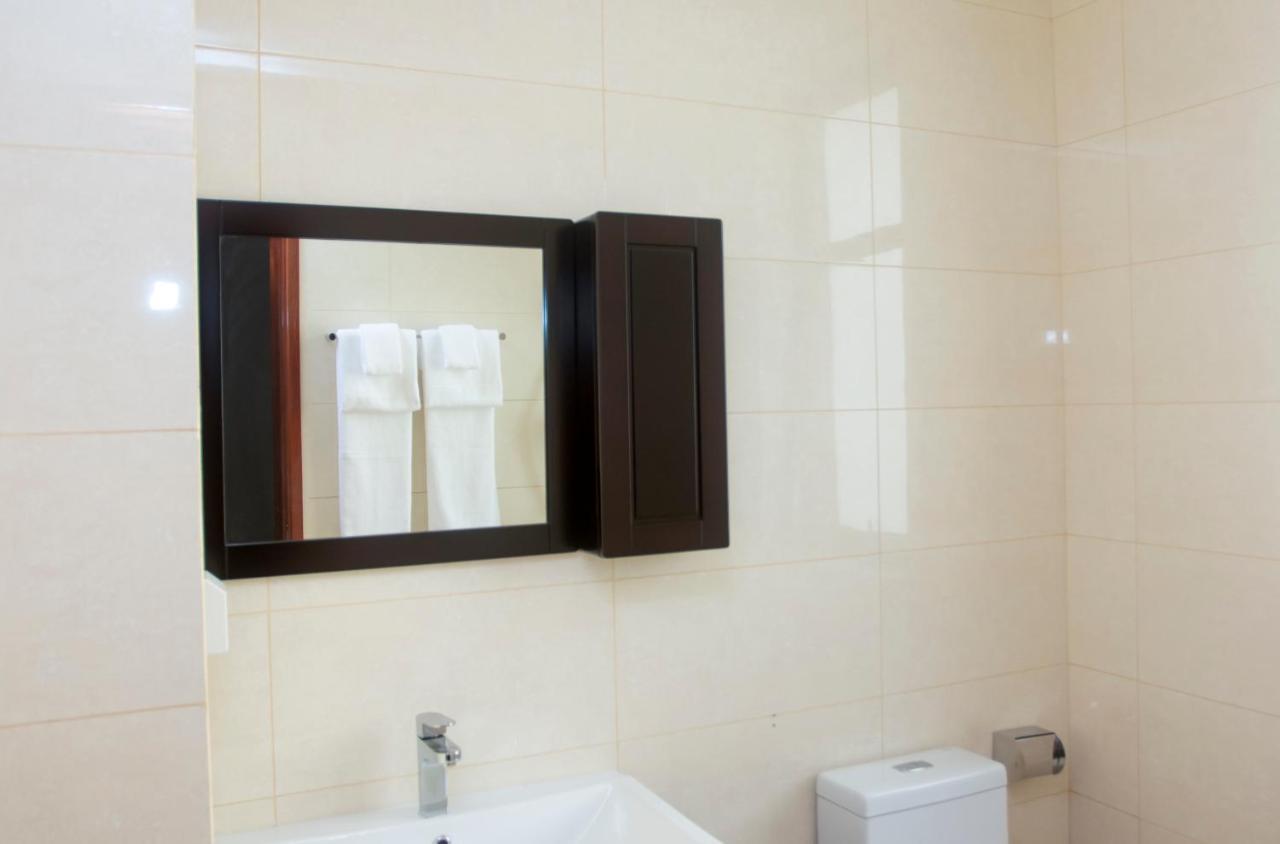 Lark Hotel Dar es Salaam Bagian luar foto