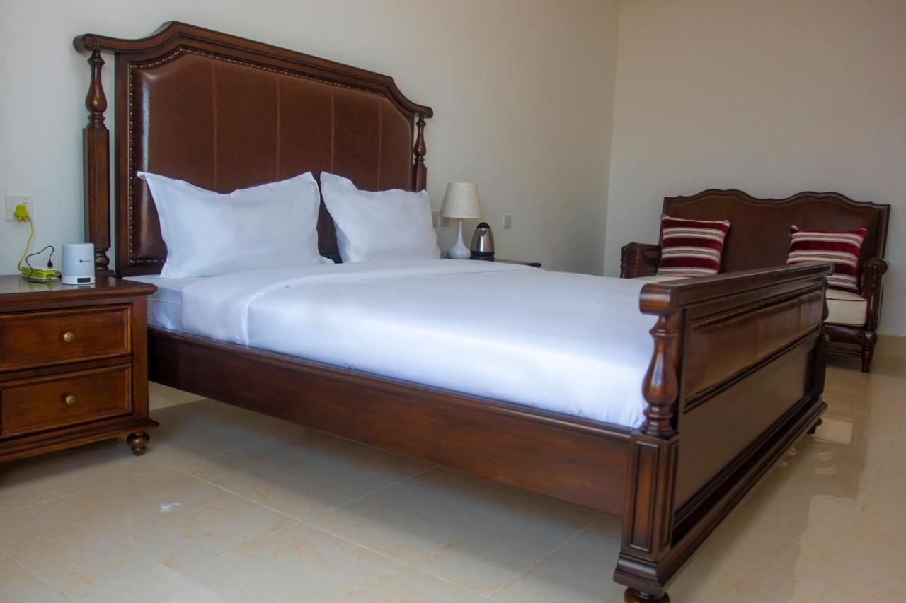 Lark Hotel Dar es Salaam Bagian luar foto