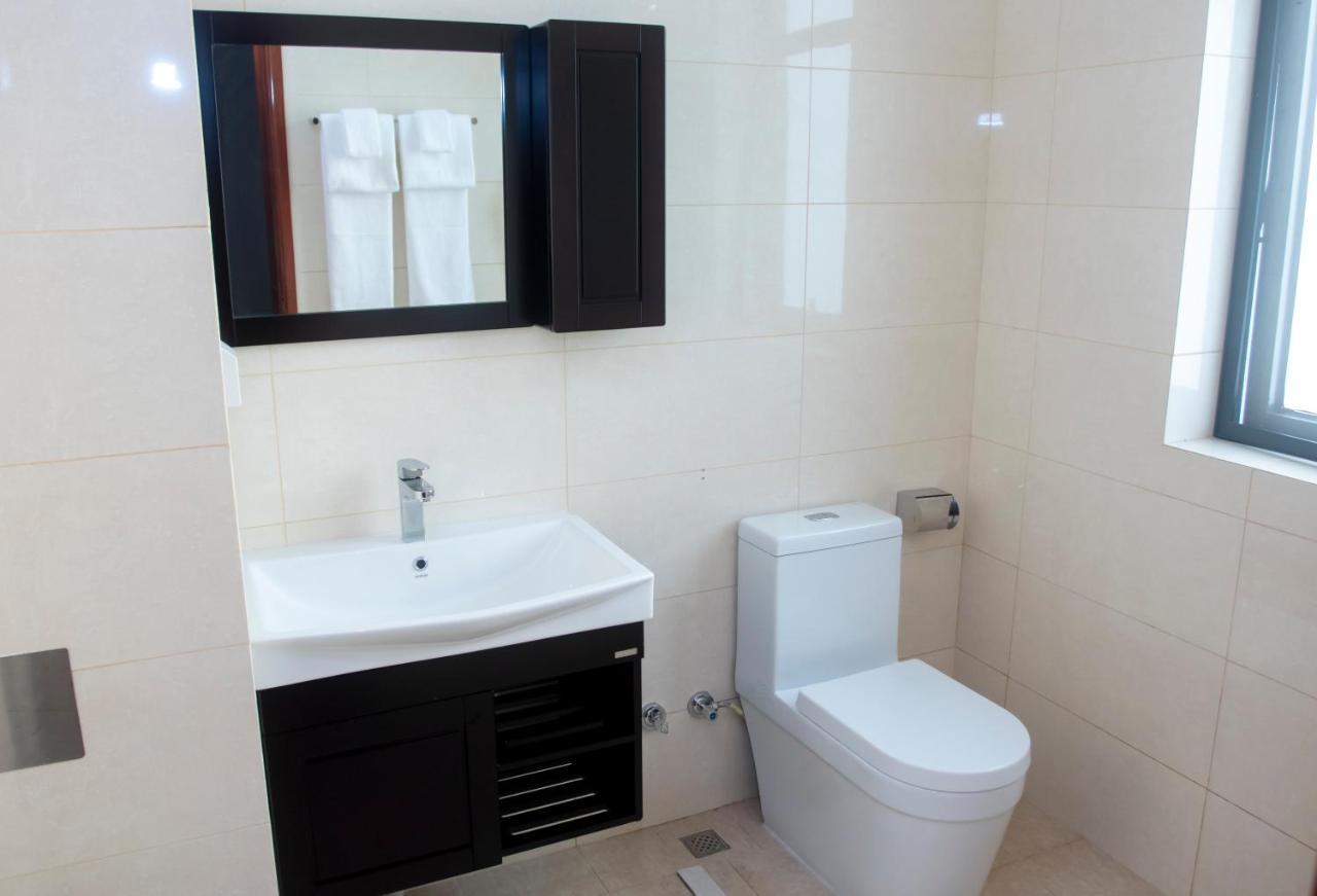 Lark Hotel Dar es Salaam Bagian luar foto