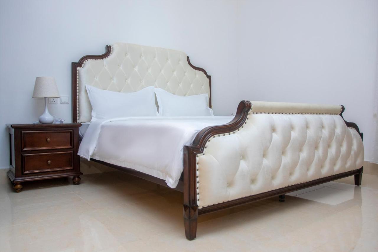 Lark Hotel Dar es Salaam Bagian luar foto