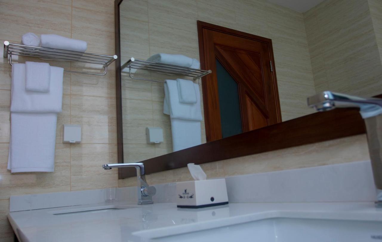 Lark Hotel Dar es Salaam Bagian luar foto