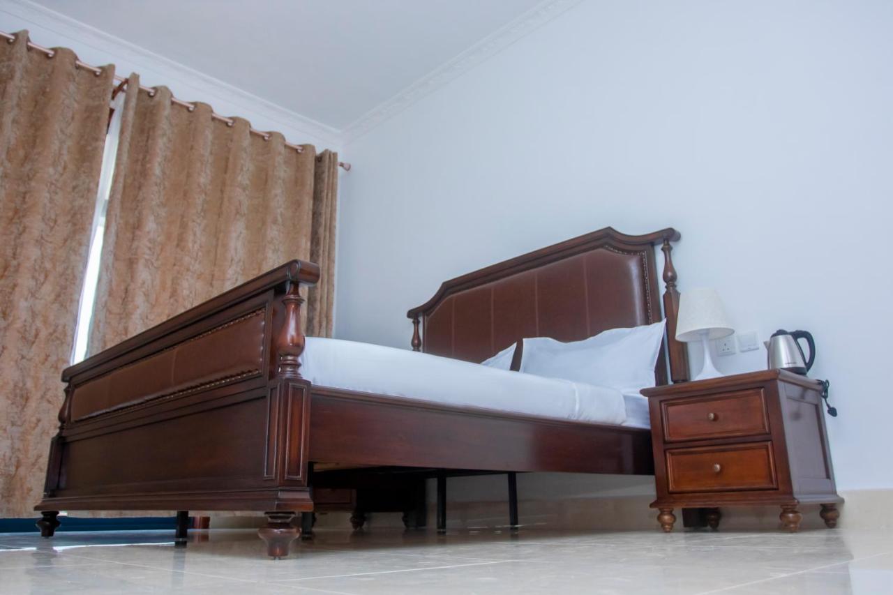 Lark Hotel Dar es Salaam Bagian luar foto