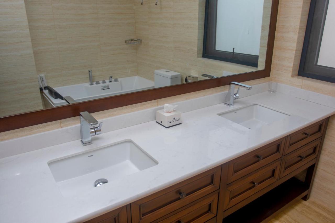 Lark Hotel Dar es Salaam Bagian luar foto